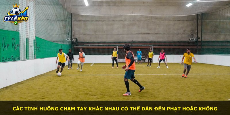 Các tình huống chạm tay khác nhau có thể dẫn đến phạt hoặc không