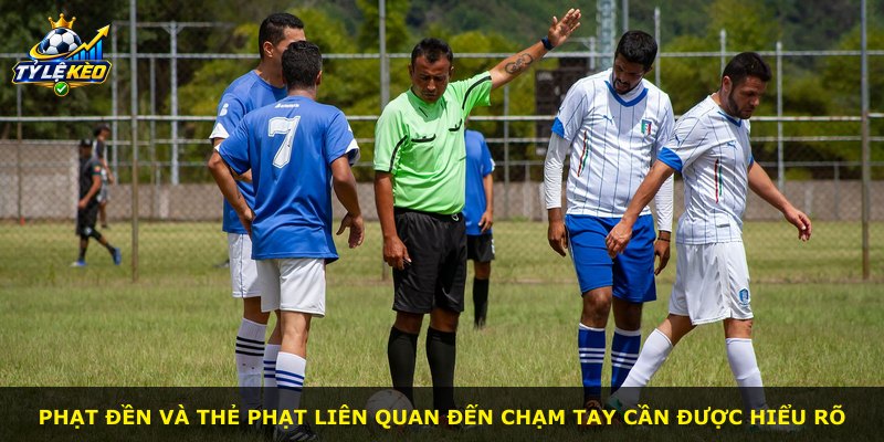 Phạt đền và thẻ phạt liên quan đến chạm tay cần được hiểu rõ